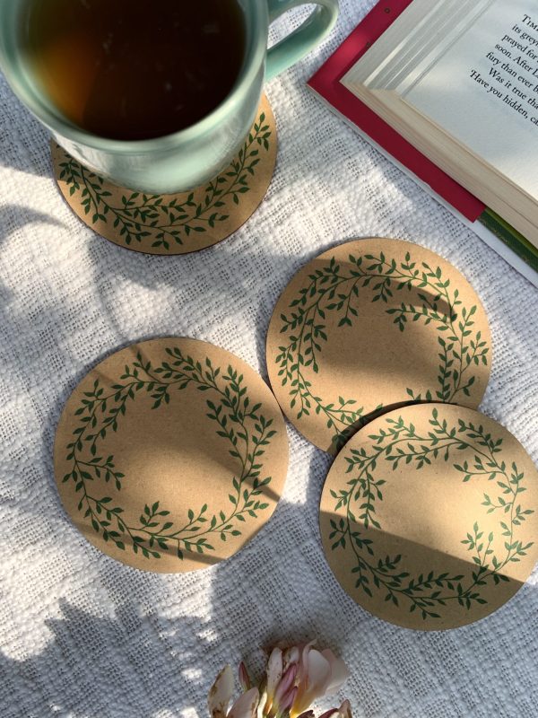 leaf-wreath-circle-minimal-wooden-coaster-handpainted-leaves-botanical-minimal-green-tropical-home-decor-tableware-dining-accessory-simple-circle-square-lifestyle-nature-inspired